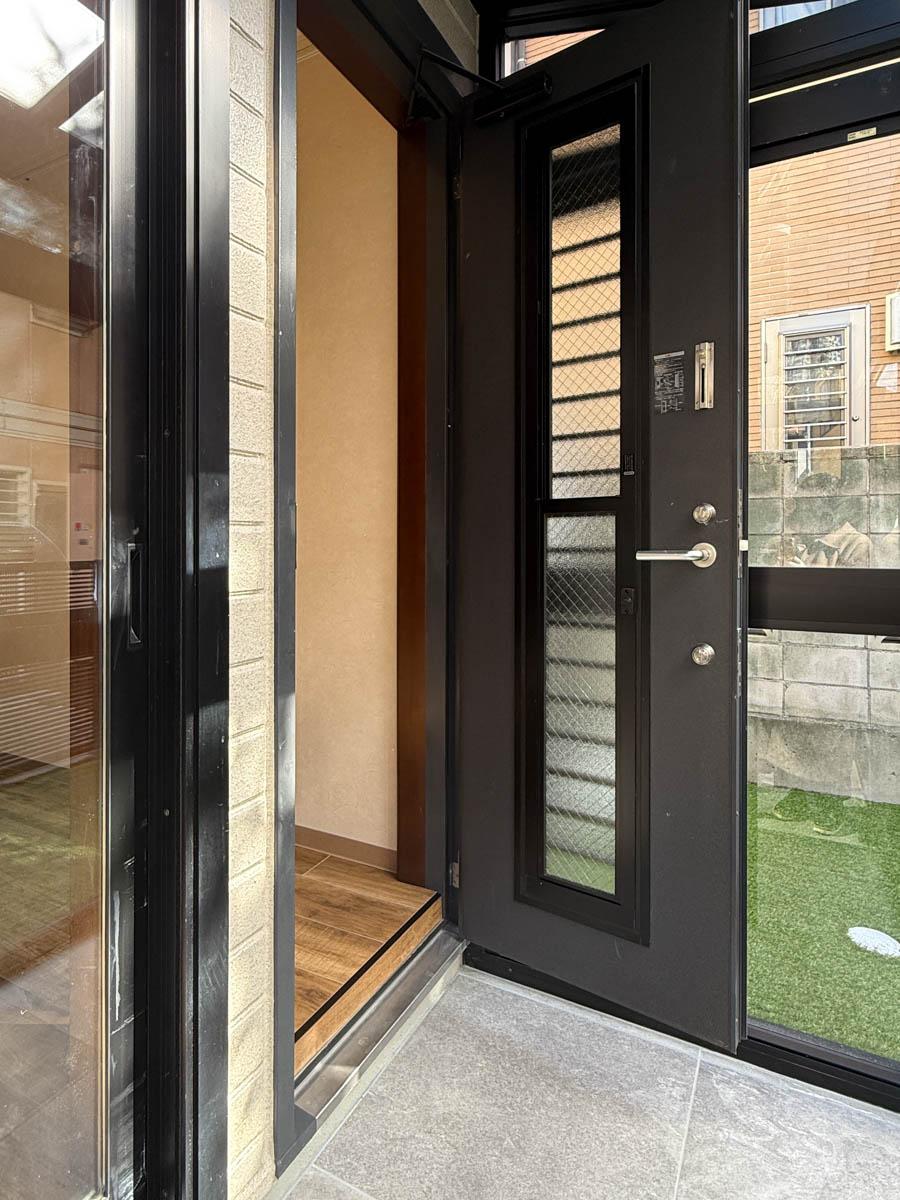 港区高輪の賃貸物件/サンルームで靴を脱いで、部屋に上がるスタイル