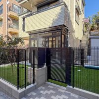 港区高輪の賃貸物件/専用庭はフェンスで囲まれていて、鍵付きの門扉つき。門扉前に自転車を置くのもOK。門扉脇には宅配BOXがついてます