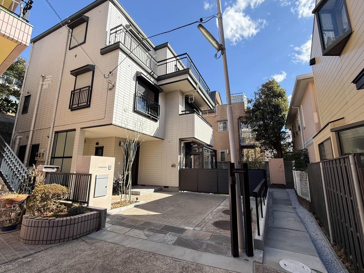 港区高輪の賃貸物件/建物外観。手前と2-3階は貸主さんの住居。右の小道を入っていった先に物件の入口があります