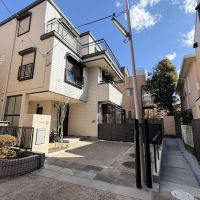 港区高輪の賃貸物件/建物外観。手前と2-3階は貸主さんの住居。右の小道を入っていった先に物件の入口があります