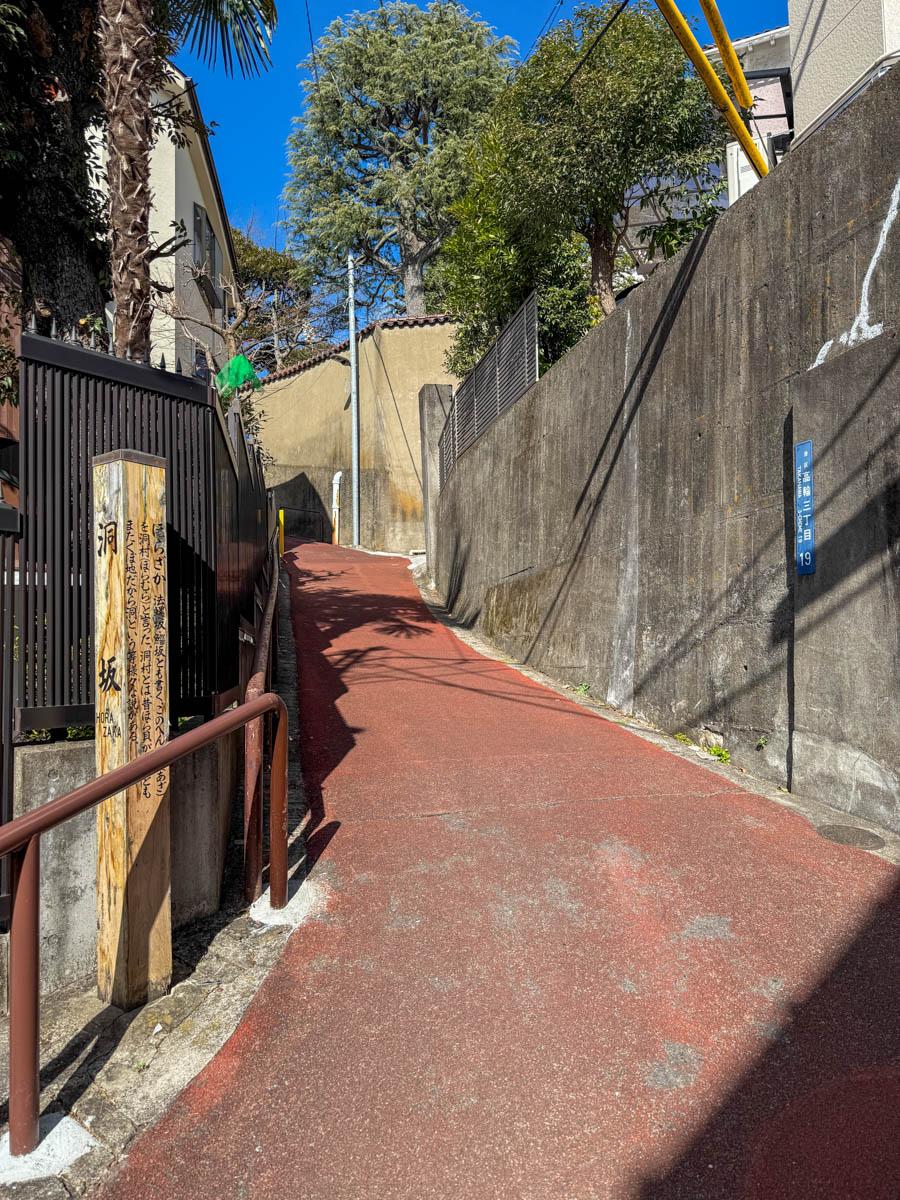港区高輪の賃貸物件/高輪ゲートウェイ・泉岳寺方面に行く場合には、少しアップダウンがあります。品川方面は平坦です