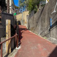 港区高輪の賃貸物件/高輪ゲートウェイ・泉岳寺方面に行く場合には、少しアップダウンがあります。品川方面は平坦です