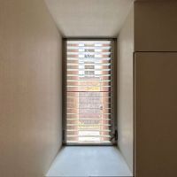 横浜市青葉区荏田北の賃貸物件/1階：長方形の窓越しに、やわらかい光が入ってきます