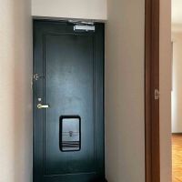 渋谷区幡ヶ谷の賃貸物件/玄関。土間が狭く靴箱もないので、靴が多いとピンチです