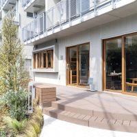 杉並区高円寺北の賃貸物件/新築棟の顔になっているカフェはペット同伴の店内利用ができるそう