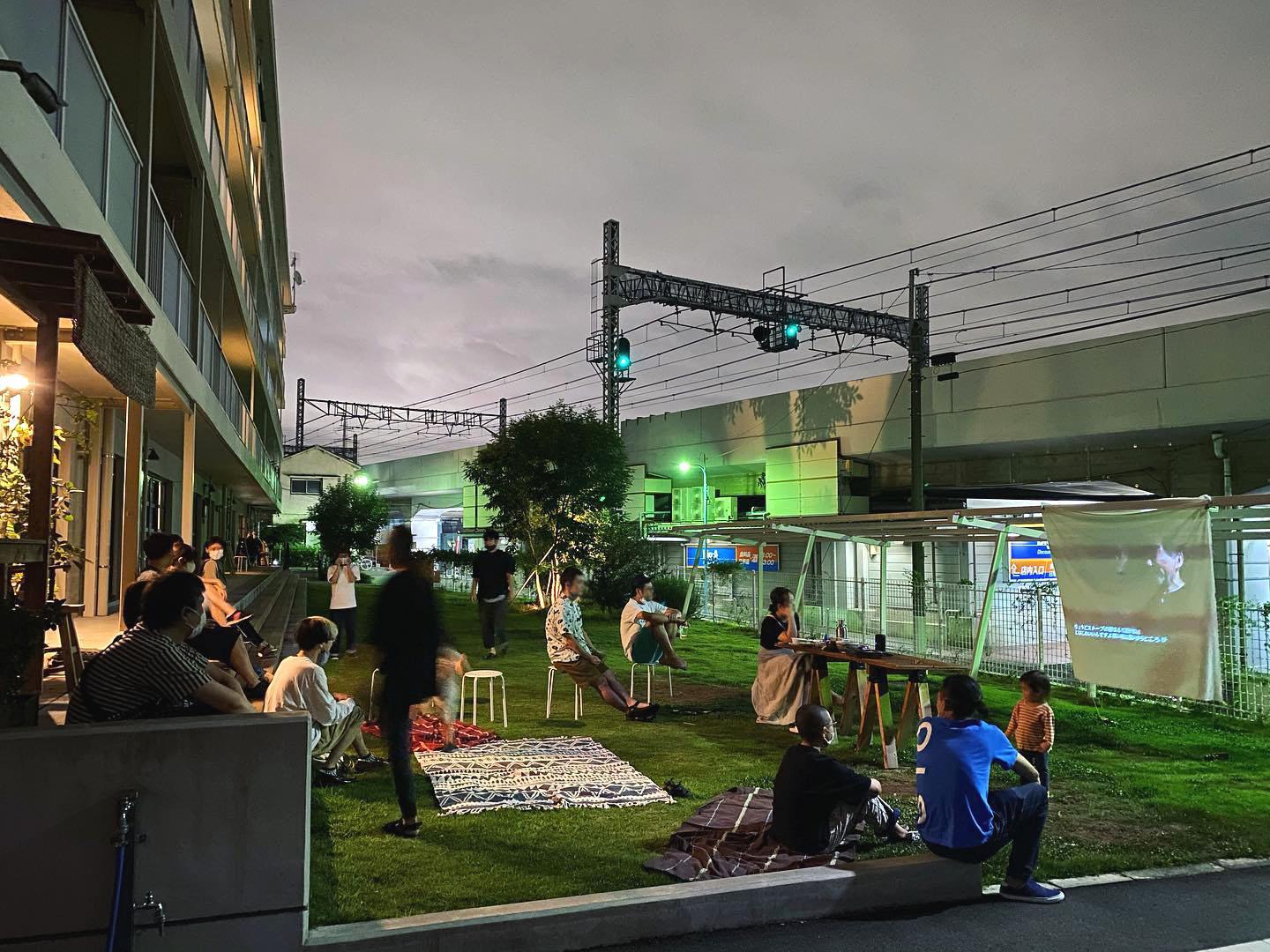 杉並区高円寺北の賃貸物件/夜の芝生庭では、即席のスクリーンで鑑賞会なども