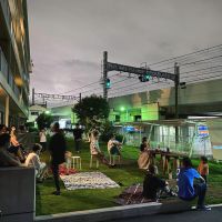 杉並区高円寺北の賃貸物件/夜の芝生庭では、即席のスクリーンで鑑賞会なども