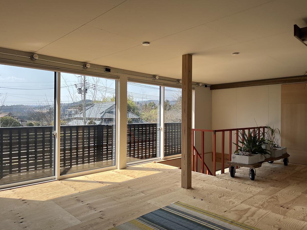 宮城県仙台市泉区朴沢鳥居原の売買物件/2階：抜けた眺望が気持ち良い。ワイドな窓面