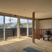 宮城県仙台市泉区朴沢鳥居原の売買物件/2階：抜けた眺望が気持ち良い。ワイドな窓面