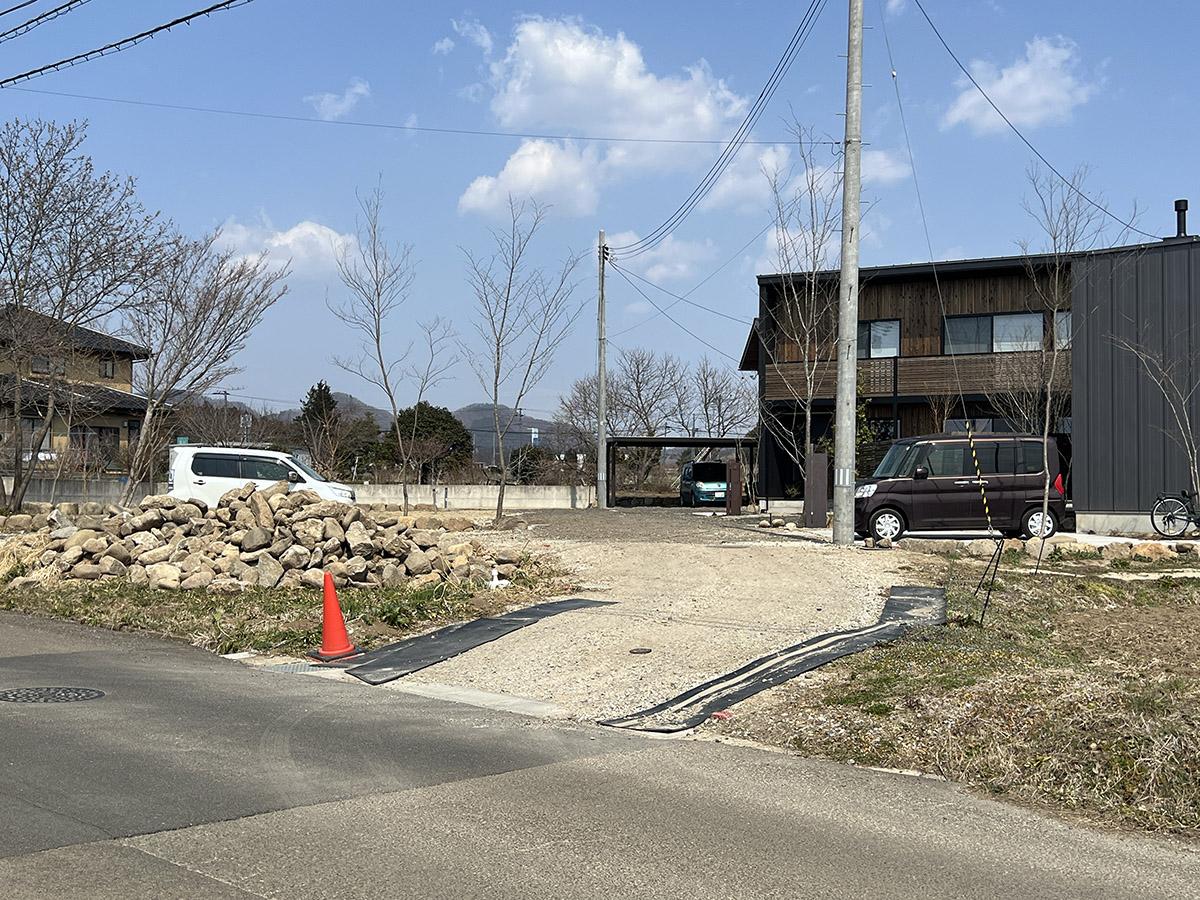 宮城県仙台市泉区朴沢鳥居原の売買物件/道路より。全5棟の分譲地です