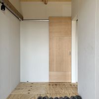 宮城県仙台市泉区朴沢鳥居原の売買物件/玄関。奥の収納に通じる扉がパッチワークになっていて良い