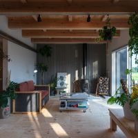 宮城県仙台市泉区朴沢鳥居原の売買物件/薪ストーブで冬も暖かく。ストーブ背面の壁も波板！
