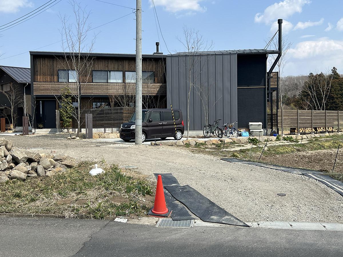 宮城県仙台市泉区朴沢鳥居原の売買物件/写真左の建物