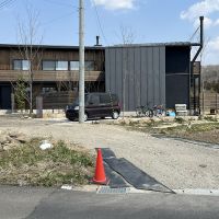 宮城県仙台市泉区朴沢鳥居原の売買物件/写真左の建物