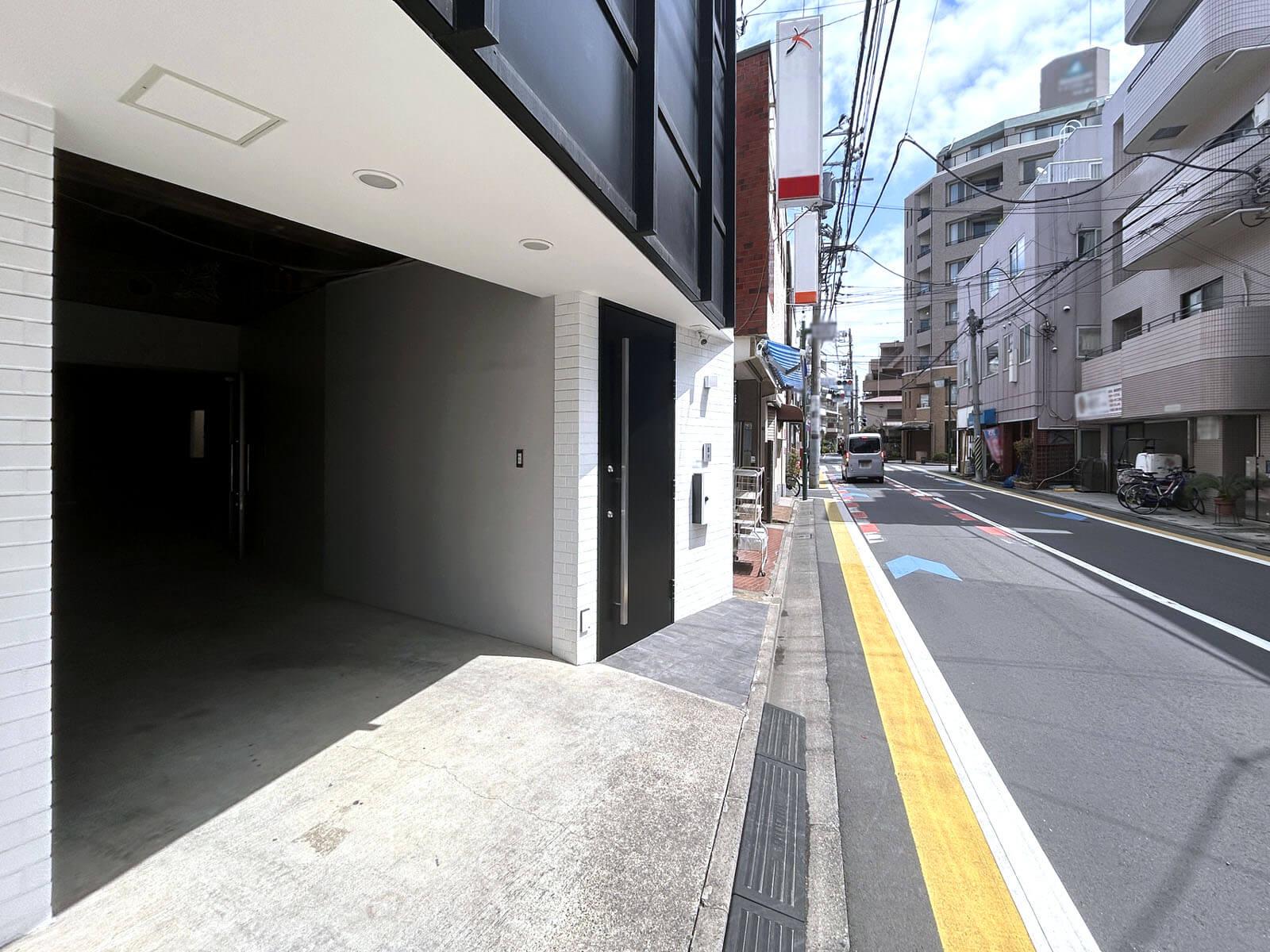 杉並区本天沼の賃貸物件/目の前はバス通り、車や人の流れはそれなりにあります