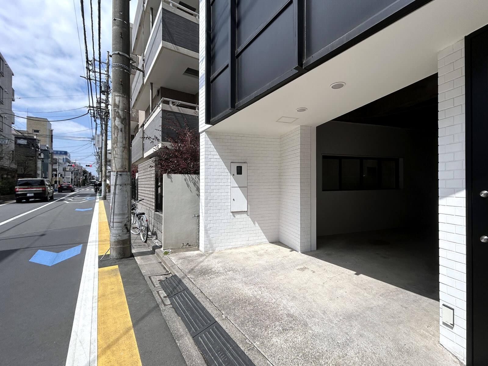 杉並区本天沼の賃貸物件/セットバックした入口はグリーンやＡ看板などが置けて便利です