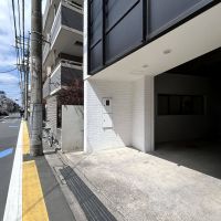 杉並区本天沼の賃貸物件/セットバックした入口はグリーンやＡ看板などが置けて便利です