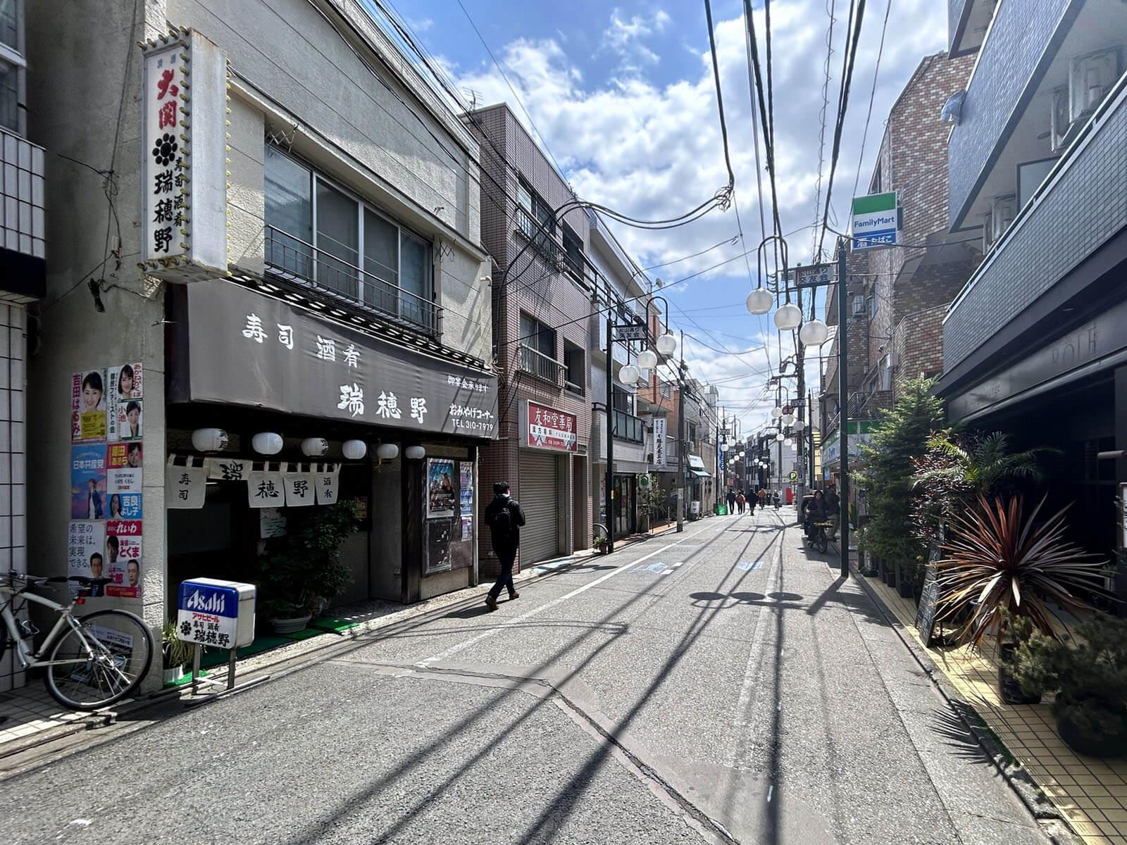 杉並区本天沼の賃貸物件/駅からの通り道はゆるーく長く続く商店街、地域に愛されていそうな個人店がたくさん生きています