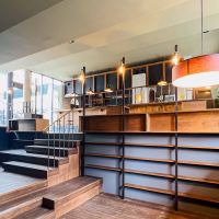 埼玉県さいたま市大宮区桜木町の賃貸物件/地下部分にはテーブル席を。写真真ん中の棚にはこれからいろんな書籍が入ってくる予定です