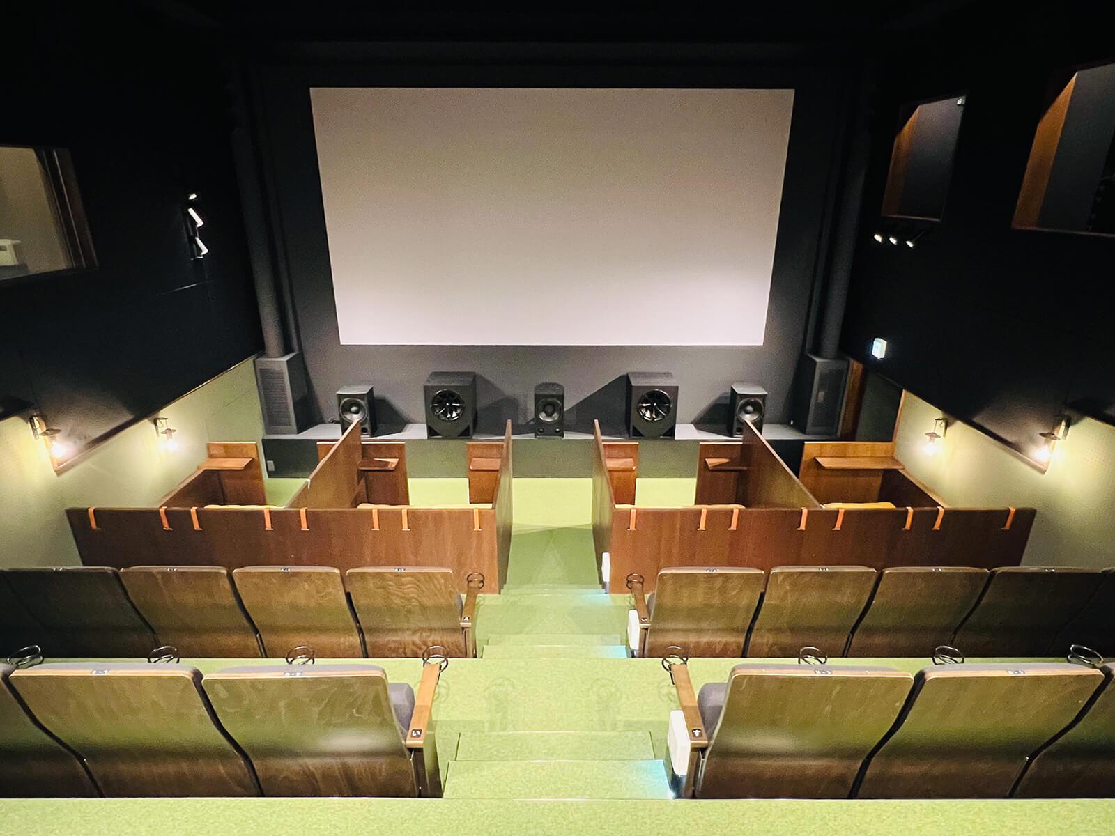 埼玉県さいたま市大宮区桜木町の賃貸物件/2階にある常設映画館。スクリーンは一般的に布なのですが、ここでは塗布型のものを使用しています。ちなみに、スクリーンは約220インチの大きさです