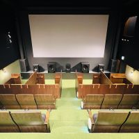 埼玉県さいたま市大宮区桜木町の賃貸物件/2階にある常設映画館。スクリーンは一般的に布なのですが、ここでは塗布型のものを使用しています。ちなみに、スクリーンは約220インチの大きさです