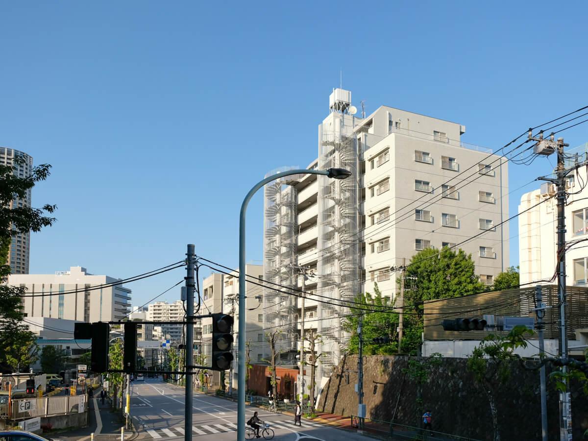 目黒区中目黒の賃貸物件/レトロな外観。らせん階段がふたつ。