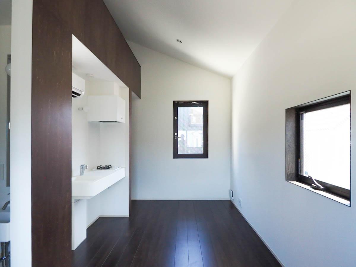 杉並区和泉の賃貸物件/お部屋を反対のアングルから。角部屋で3方に窓があるのが気持ちいい