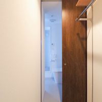 杉並区和泉の賃貸物件/収納スペース。玄関から脱衣所の方にウォークスルーできるようなつくりになっています