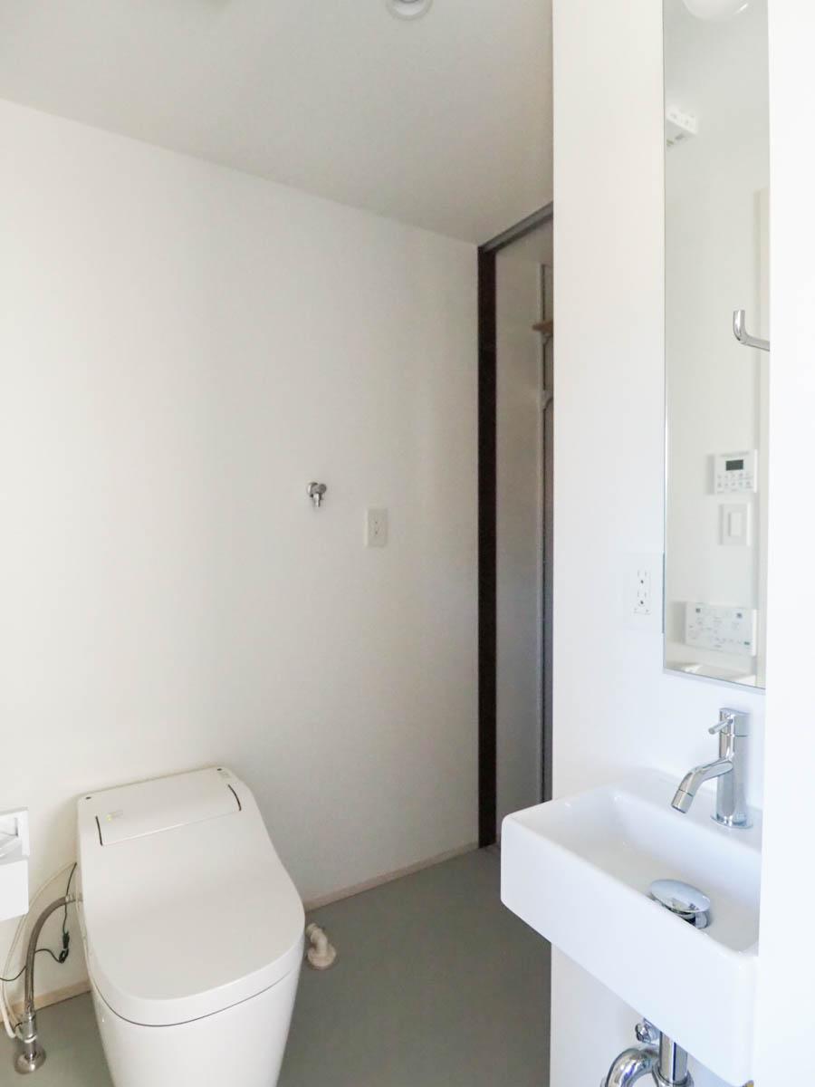 杉並区和泉の賃貸物件/ちいさな洗面、トイレ、トイレの脇に洗濯機置き場