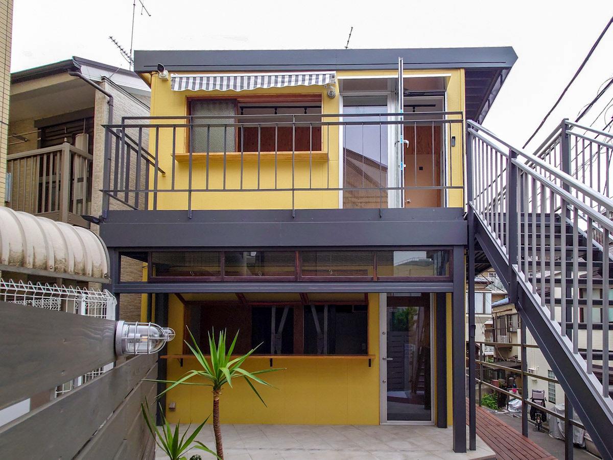 板橋区大谷口上町の賃貸物件/黄色い外壁が特徴的な建物。2階の奥に今回の区画があります