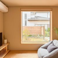 埼玉県比企郡鳩山町楓ケ丘の売買物件/リビング脇の窓はFIXの形。窓から庭が眺められる