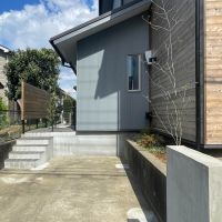 埼玉県比企郡鳩山町楓ケ丘の売買物件/こちら側にも駐車可能。玄関までは5段分階段でのアプローチになります