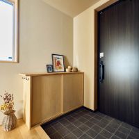 埼玉県比企郡鳩山町楓ケ丘の売買物件/タイル仕上げのたたき、木で造作された靴箱など雰囲気のいい玄関