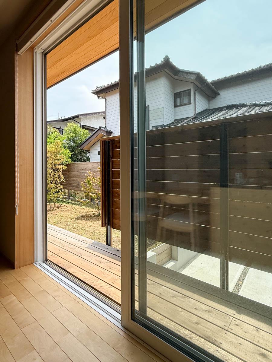 埼玉県比企郡鳩山町楓ケ丘の売買物件/リビングの窓先には木のデッキが造作されています