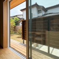 埼玉県比企郡鳩山町楓ケ丘の売買物件/リビングの窓先には木のデッキが造作されています
