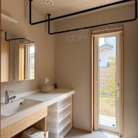 埼玉県比企郡鳩山町楓ケ丘の売買物件/洗面室。勝手口が付きお庭に出られるので、物干しの動作がいい