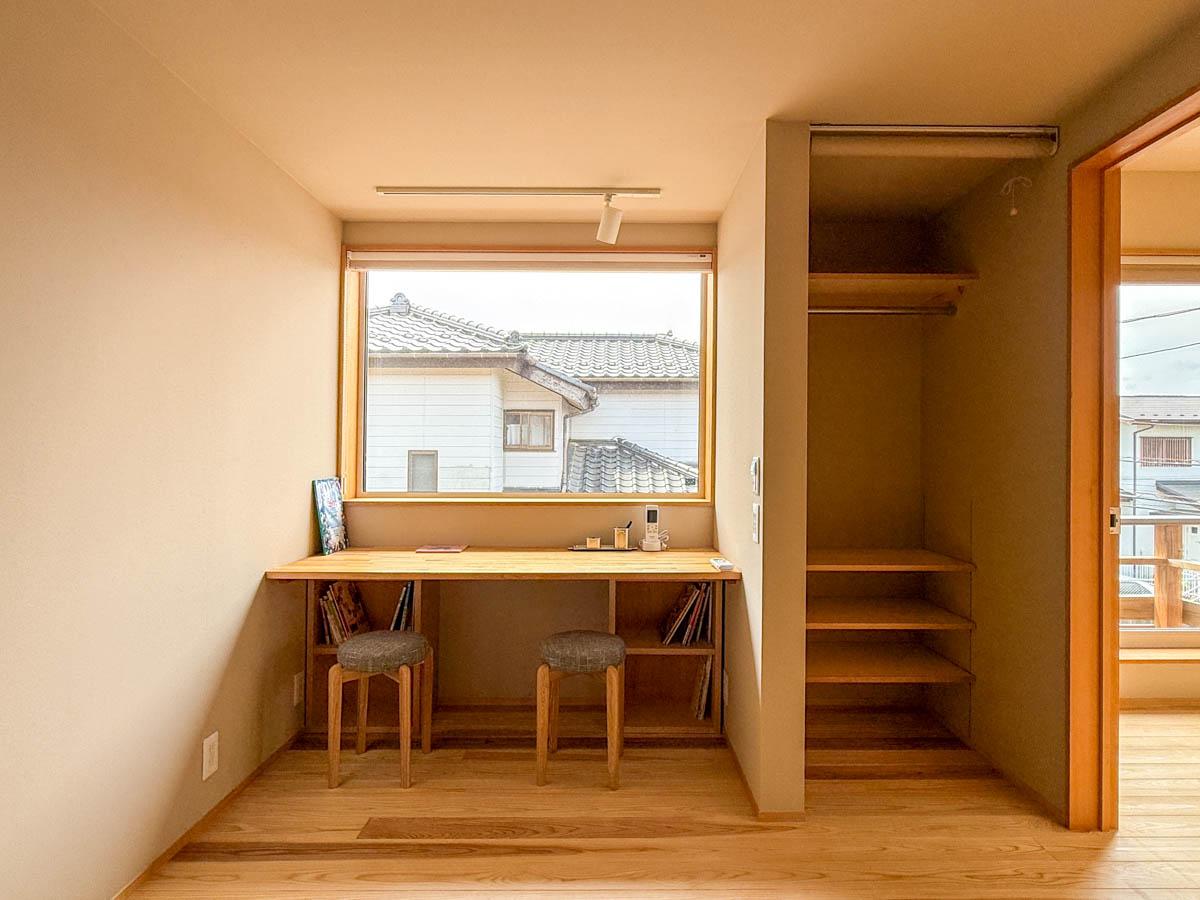 埼玉県比企郡鳩山町楓ケ丘の売買物件/2階のホールにはデスクが造作されている