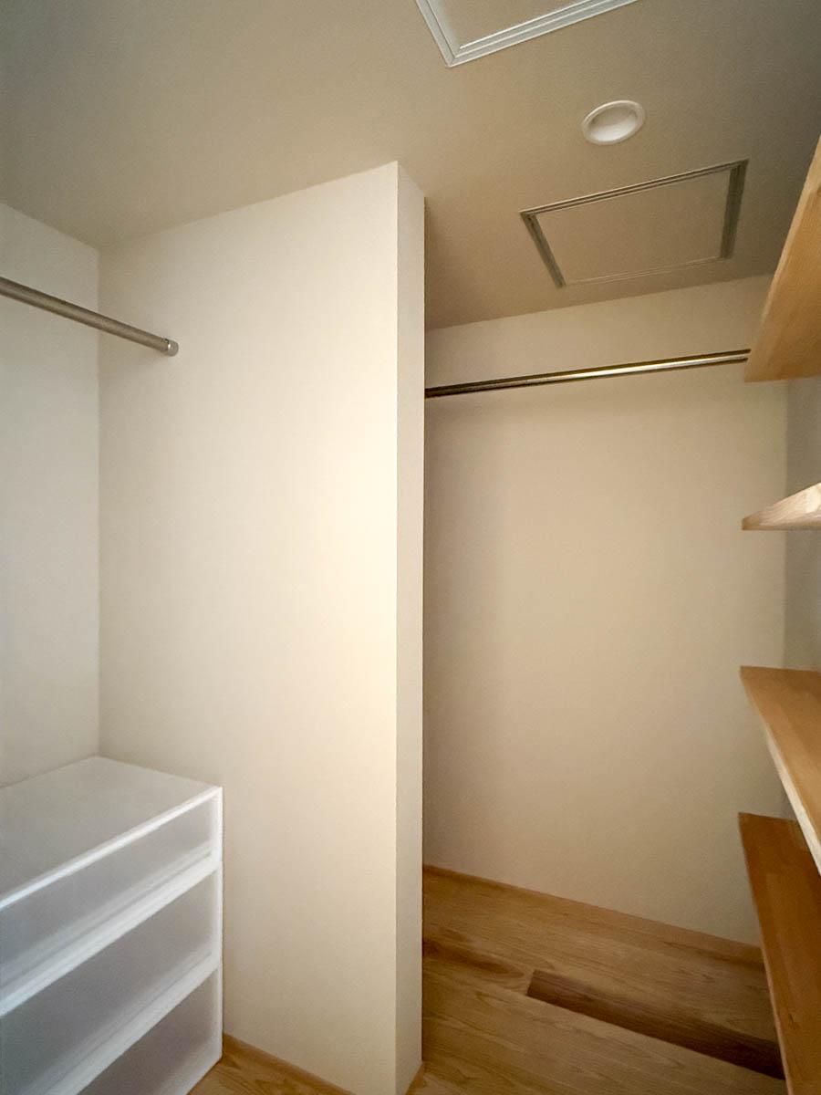 埼玉県比企郡鳩山町楓ケ丘の売買物件/洋室の手前に大きなウォークインクローゼット