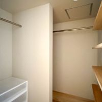 埼玉県比企郡鳩山町楓ケ丘の売買物件/洋室の手前に大きなウォークインクローゼット