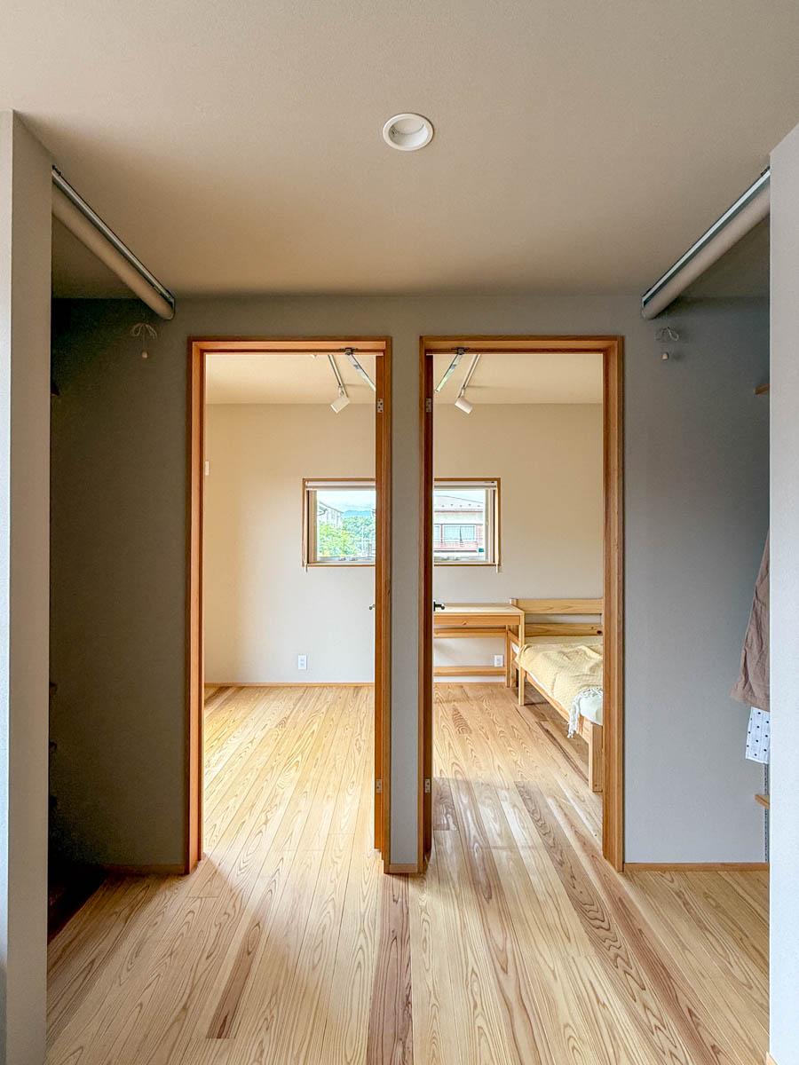 埼玉県比企郡鳩山町楓ケ丘の売買物件/2つに割って使うこともできる西側の洋室