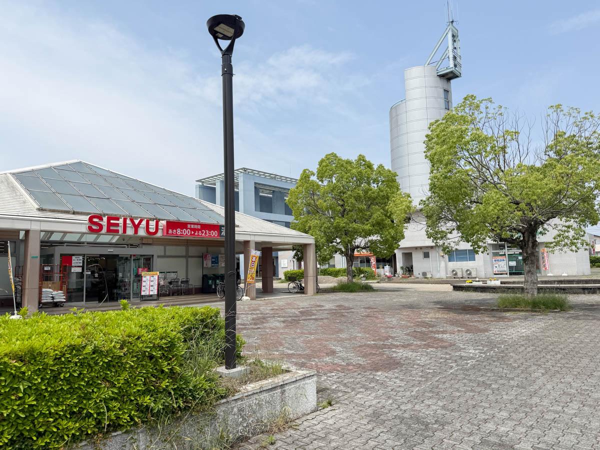 埼玉県比企郡鳩山町楓ケ丘の売買物件/街の中央に、スーパー・コンビニ・バス停・コミュニティマルシェが集約されています