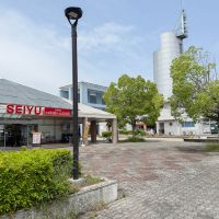 埼玉県比企郡鳩山町楓ケ丘の売買物件/街の中央に、スーパー・コンビニ・バス停・コミュニティマルシェが集約されています