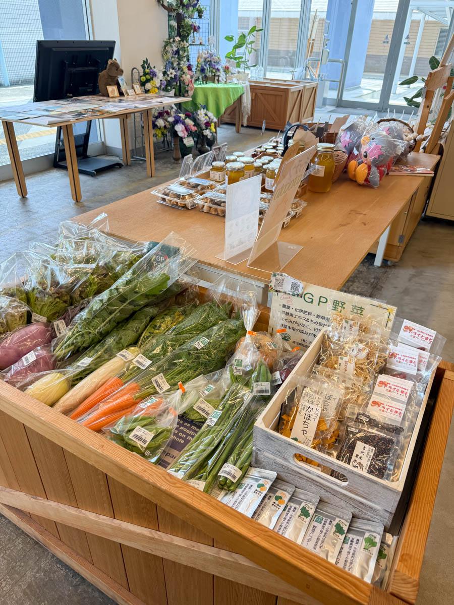 埼玉県比企郡鳩山町楓ケ丘の売買物件/鳩山町コミュニティ・マルシェの中では、新鮮な地元野菜が買える。他にも焼き菓子があったり、小物があったり。ランチも手頃に食べられます