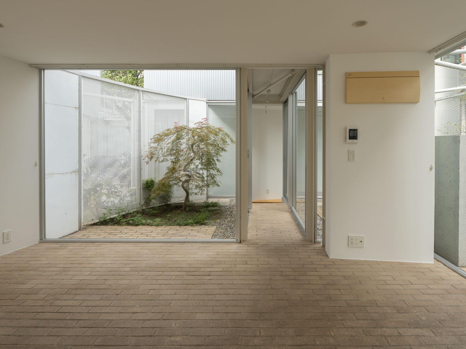 中野区上高田の賃貸物件/居室から中庭を眺めることのできる贅沢な部屋