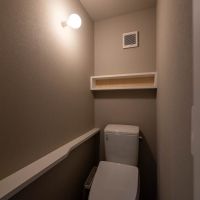 練⾺区下石神井の賃貸物件/トイレ。棚の造作など細かなところまで気が利く設計に