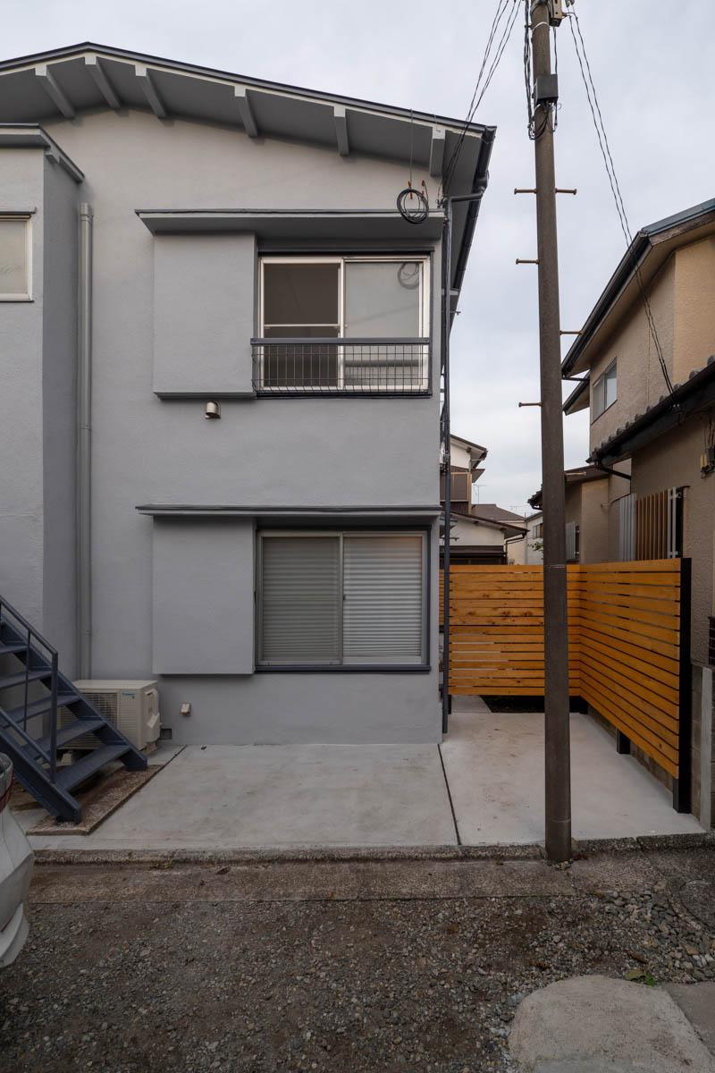 練⾺区下石神井の賃貸物件/ウッドフェンスの手前部分は2階の住人さんのバイク・駐輪置き場に