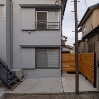 練⾺区下石神井の賃貸物件/ウッドフェンスの手前部分は2階の住人さんのバイク・駐輪置き場に