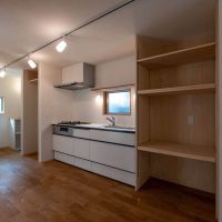練⾺区下石神井の賃貸物件/キッチン。右手間には電子レンジや食器が並べられる木製棚。奥に冷蔵庫置き場がつくられています