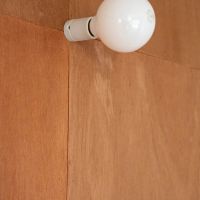 練⾺区下石神井の賃貸物件/ラワン材の壁にはアクセントの照明がかわいい