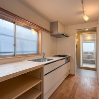 練⾺区下石神井の賃貸物件/キッチン。木製の造作棚には電子レンジを置いたり、調理家電を並べて